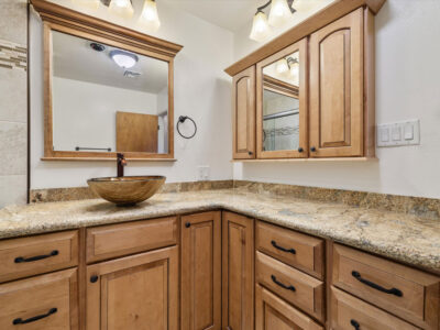 18 3090 Westwind Corner Bathroom
